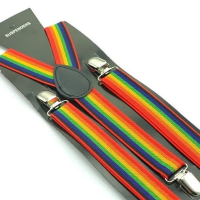 Hosenträger in Regenbogenfarben